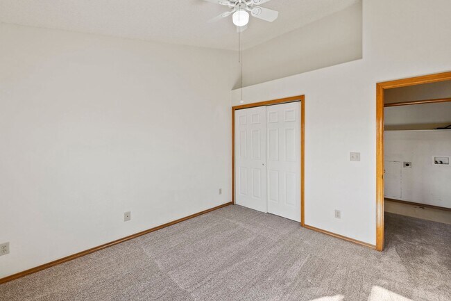 Building Photo - Sundown Rancher with Mountain Views, Walk-...