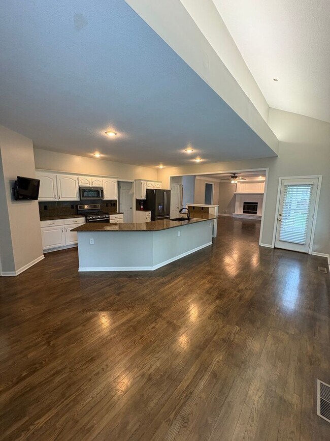 Building Photo - 4 bed/4.5 bath Overland Park Home with Multiple Entertainment Areas in Blue Valley