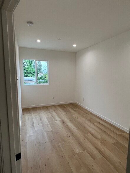 Bed #3 - 13620 Leadwell St