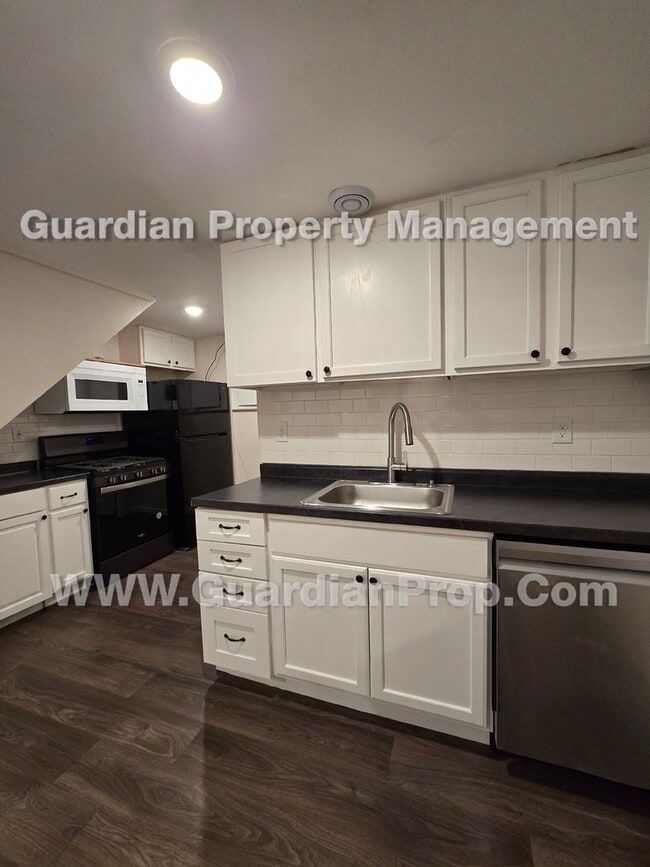 Building Photo - duplex unit available now! LVP flooring throughout, independent living areas each W/ full kitchen...