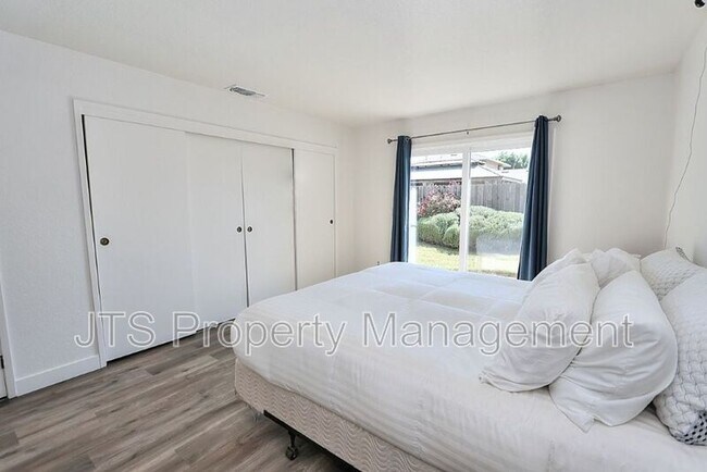 Building Photo - 6069 Kingwood Cir