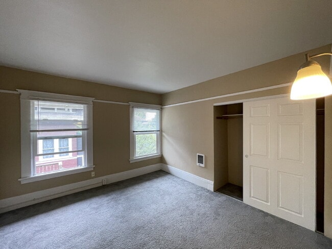 Building Photo - Buckman Neighborhood; Great Space; Easy to call Home