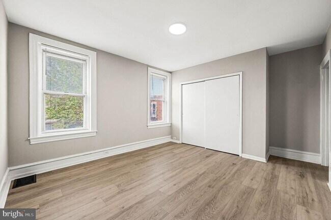 Building Photo - 5011 Larchwood Ave