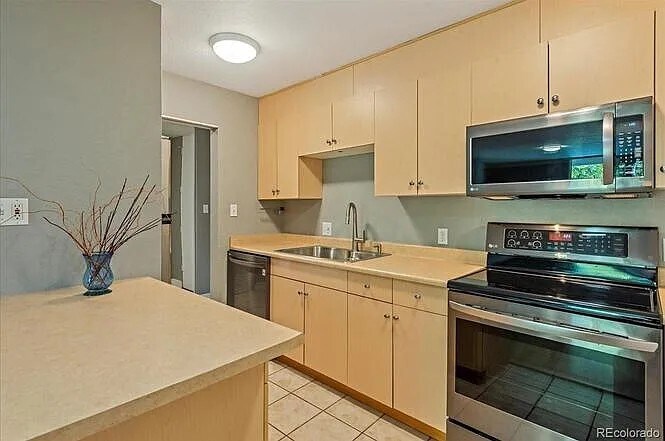 Building Photo - 2500 S York St