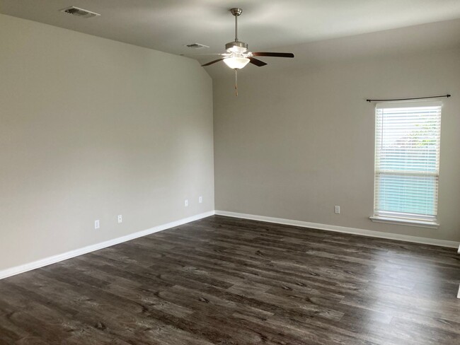 Building Photo - Three-bedroom, Two bath, two car garage Ho...