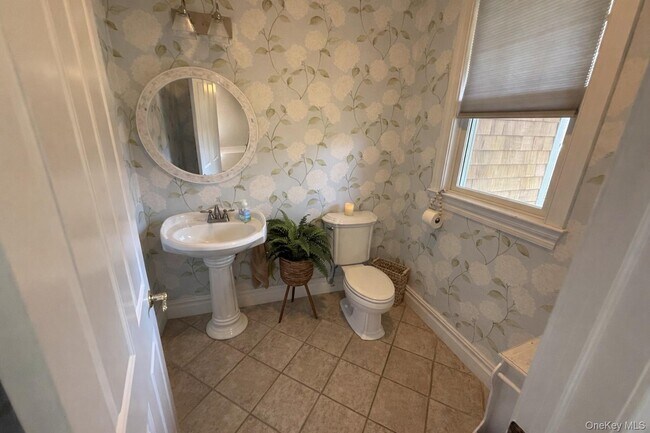 Building Photo - 2465 Fairway Dr