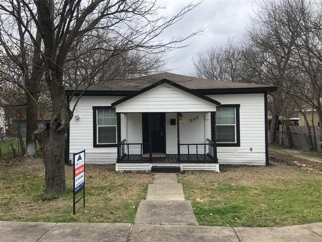 Building Photo - 905 N Bradley St