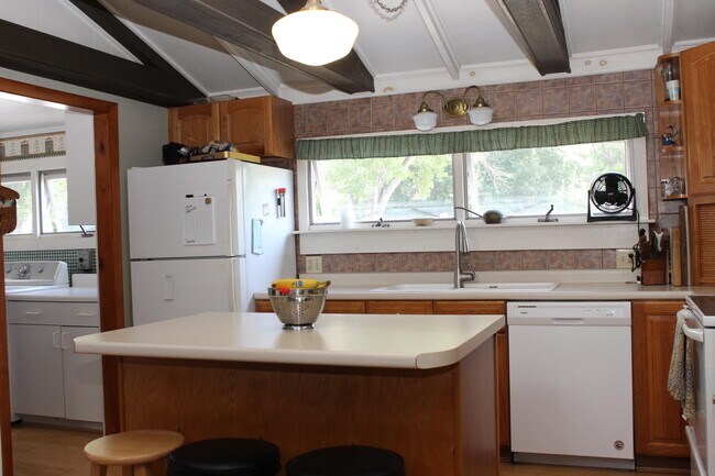 Building Photo - 318 Paradise Dr