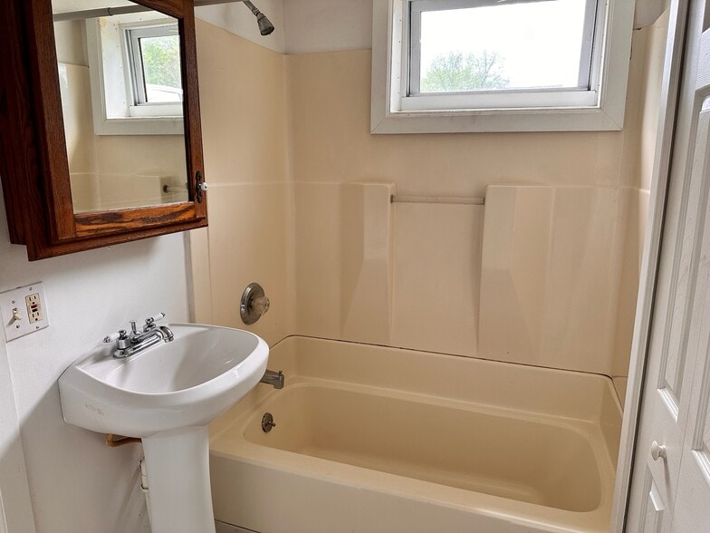 Building Photo - 101 River St