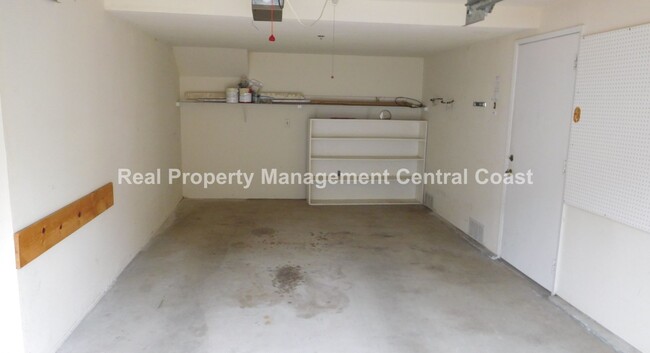 Building Photo - AVAILABLE JULY -  2 Bedroom / 1.5 Bath Dow...