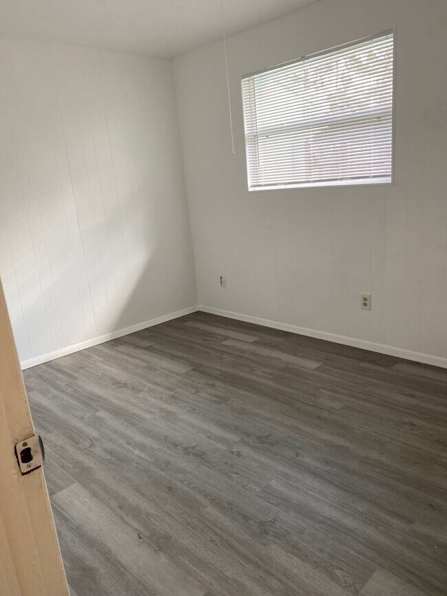 Building Photo - Cozy Bungalow