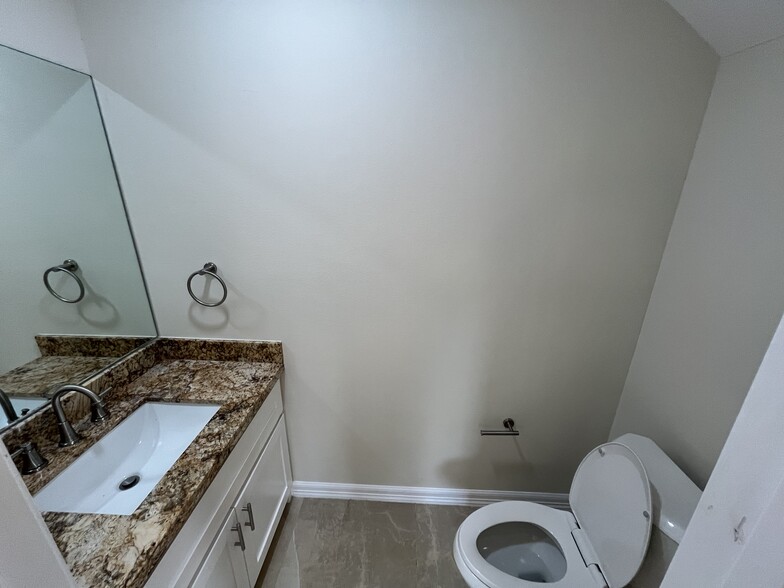 Building Photo - 2160 Alexandra Ct