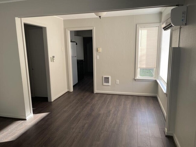 Building Photo - 1040 Spruce St NE