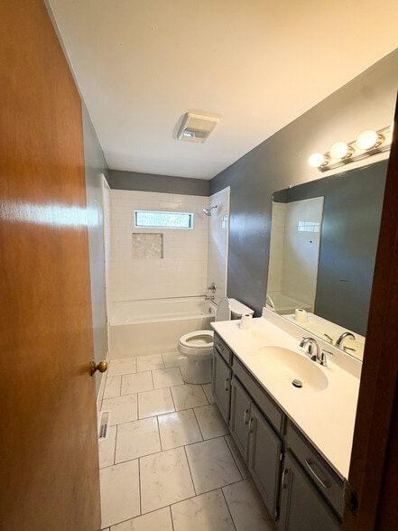 Building Photo - 812 Free Silver Rd