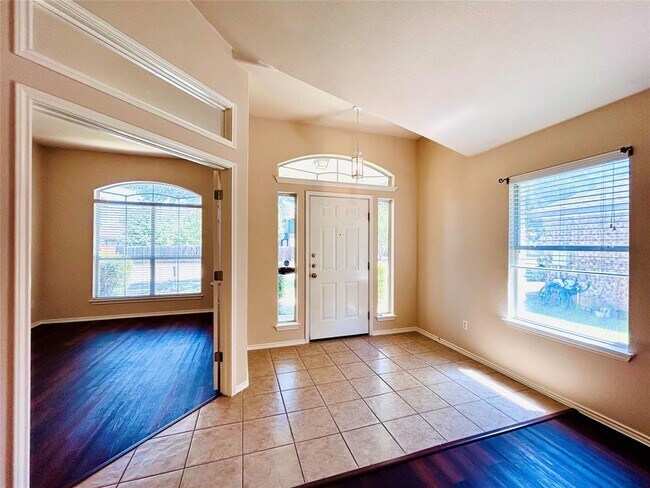 Building Photo - 468 Clarence Ct