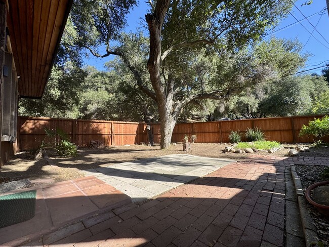 Building Photo - 1619 Oak Dr