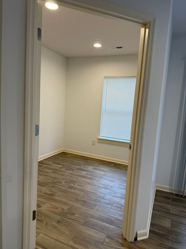 Building Photo - Spacious Rental Minutes from Downtown Nashville!