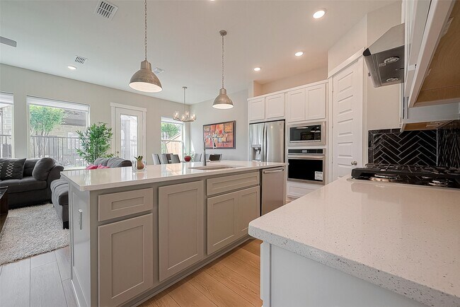 Building Photo - 10915 Brambling Wood Dr