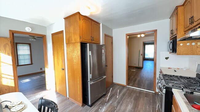 Building Photo - Welcome to this charming 3 bedroom, 1 bath...