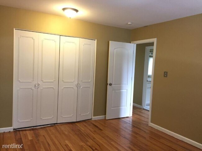 Building Photo - 100 W Hickory Grove Rd