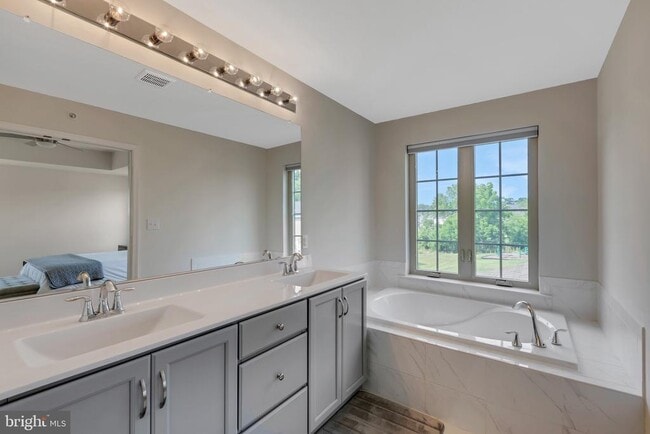 Building Photo - 250 Kestrel Ct