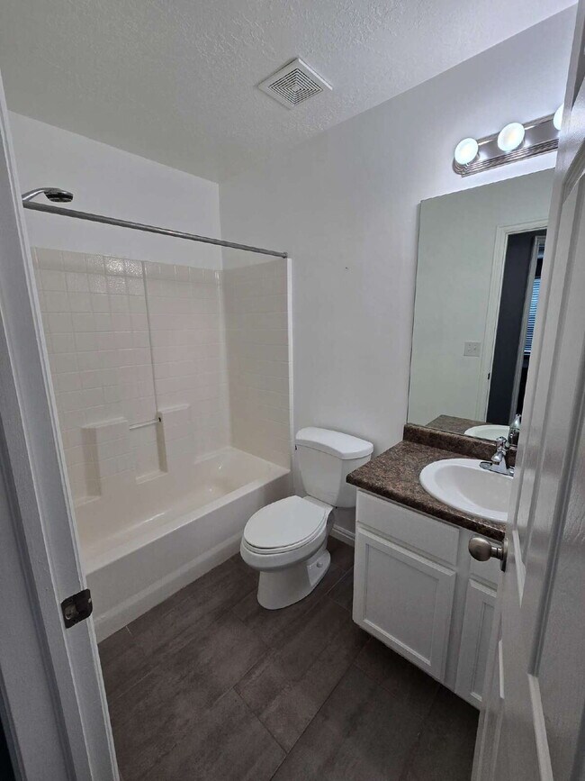 Building Photo - "Charming 3-Bed Townhouse Retreat in North...