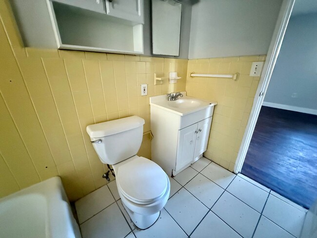 Building Photo - Affordable 1 Bedroom / 1 Bathroom Located ...