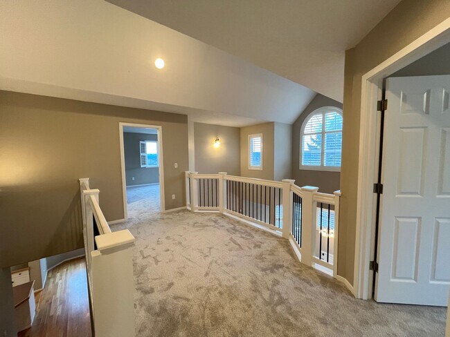 Building Photo - Immaculate 4 bedroom, 3.5 bathroom, tri-level Home in Tigard!! Expansive Views, Office space, Gam...