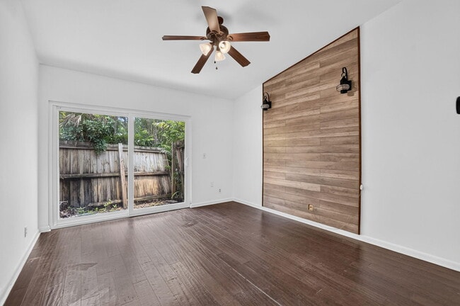Building Photo - 7813 Kenway Pl W