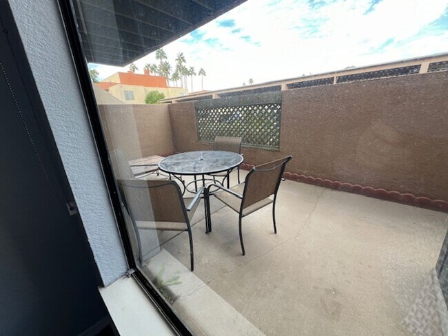 Building Photo - Scottsdale Condo