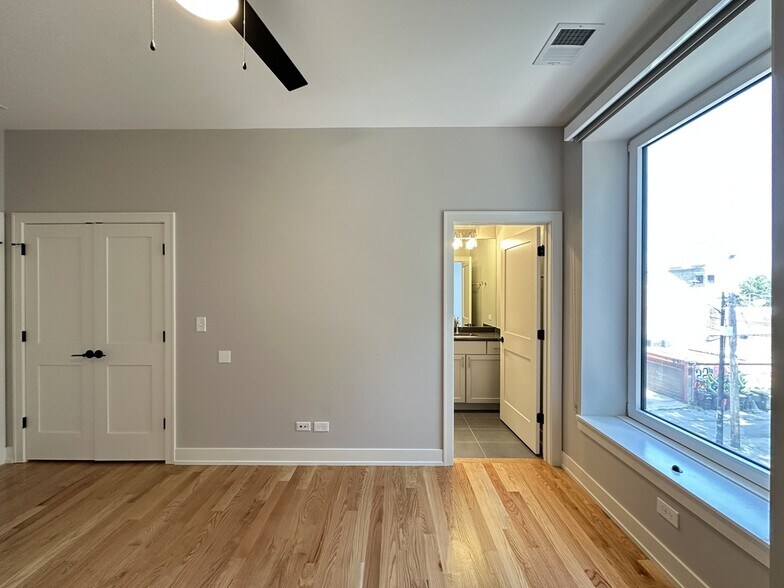 Building Photo - 2100 W 18th Pl