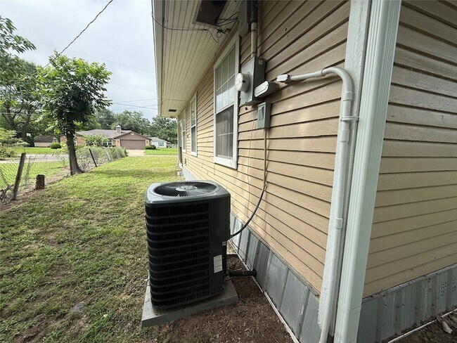 Building Photo - 417 Putman St