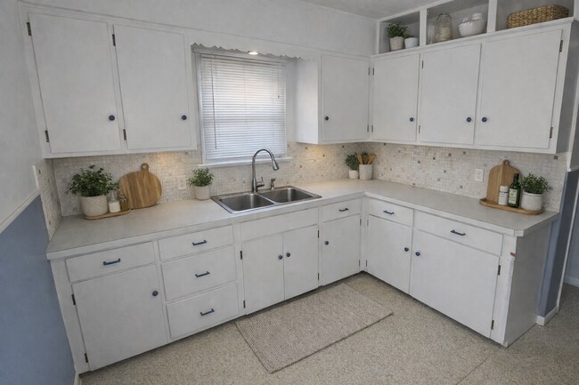 Building Photo - 3 Bedroom 1.5 Bath **Coming Soon**