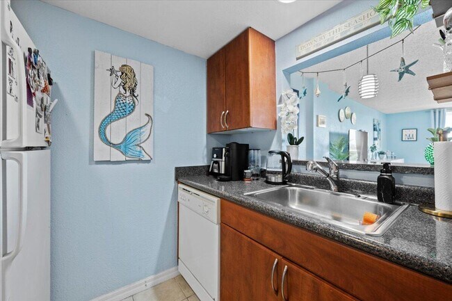 Building Photo - 2560 S Ocean Blvd