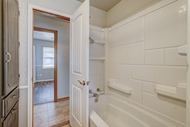 Building Photo - Nice 4 Bed 1.5 Baths Located near Tinker Diagonal