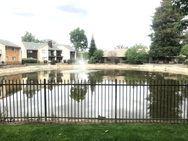 Building Photo - Darling condo in a great community with amenities