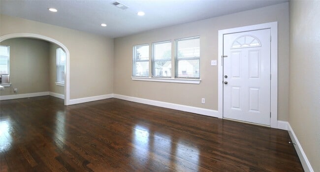 Building Photo - 5520 Lawson St