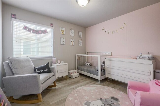Building Photo - Spacious & Beautiful 3/BR 2/BA Home with E...