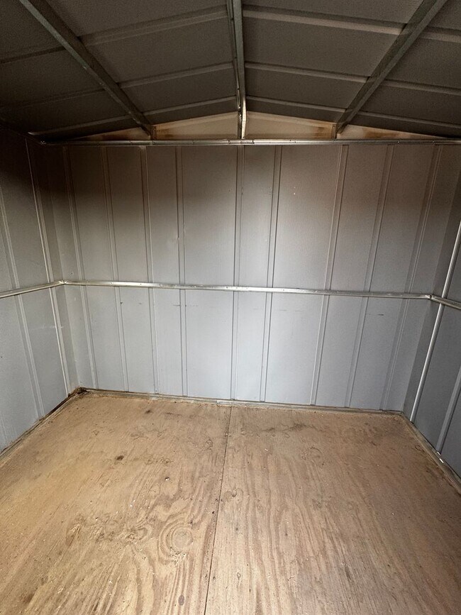 Building Photo - Charming and spacious Needles HOME