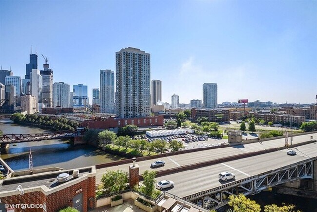 Building Photo - 600N N Kingsbury St