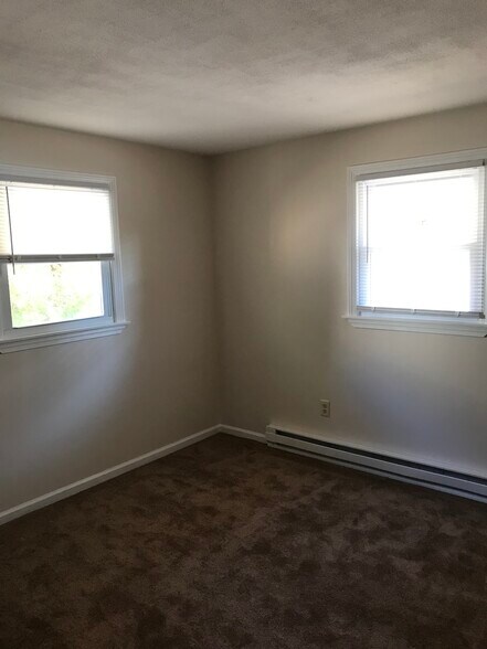 Building Photo - 194 Lake Dr