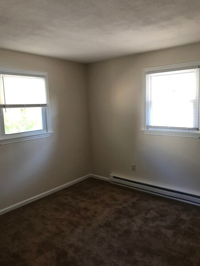 Building Photo - 194 Lake Dr