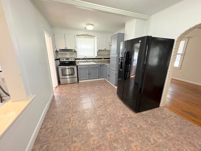 Building Photo - Charming Two-Bedroom Single Family Home with Detached Garage