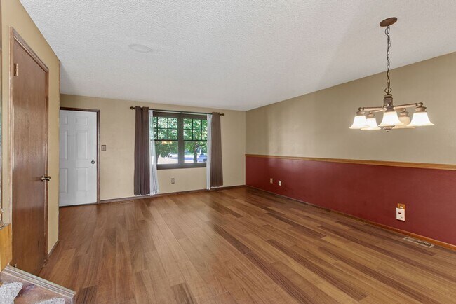 Building Photo - 4 bed, 2 bath, large yard available in Woo...