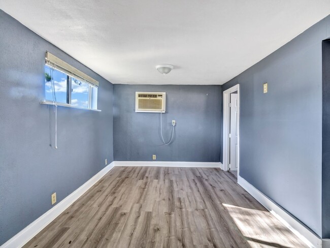 Building Photo - 912 S Armstrong Ave