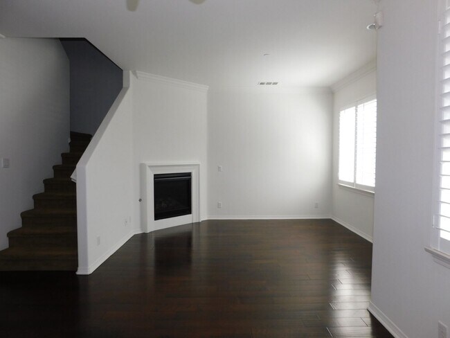 Building Photo - Beautiful 4 bed, 2.5 bath unit in Orange.