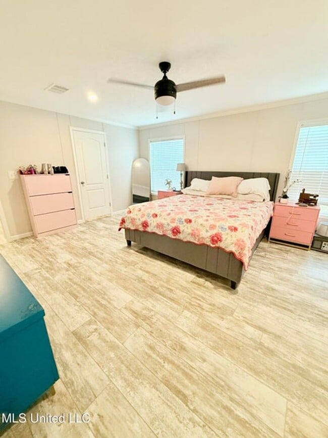 Building Photo - Spacious 5-Bedroom Home on Half an Acre