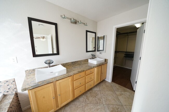 Building Photo - Showings Available NOW