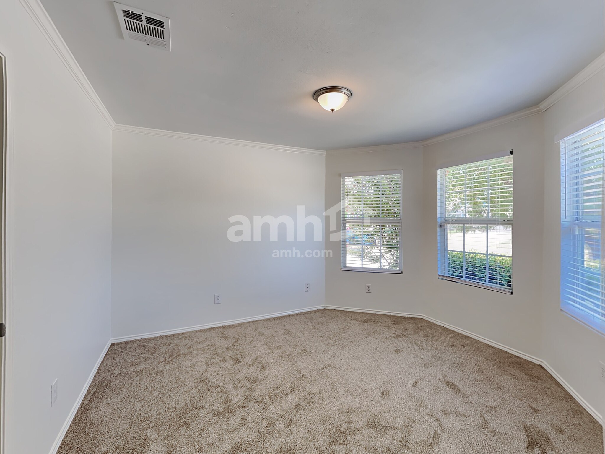 Building Photo - 9921 Thomas Jefferson Dr