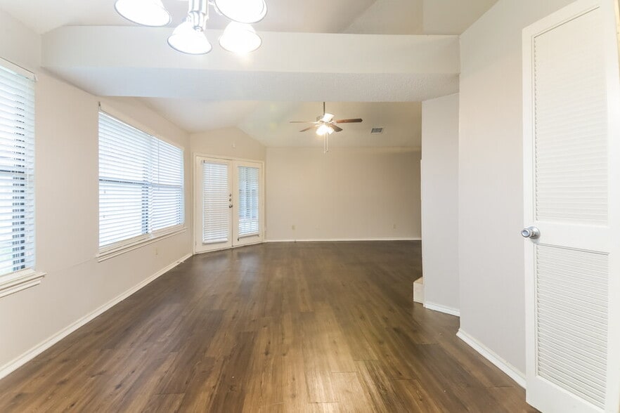 Building Photo - 3702 Knights Bridge Dr